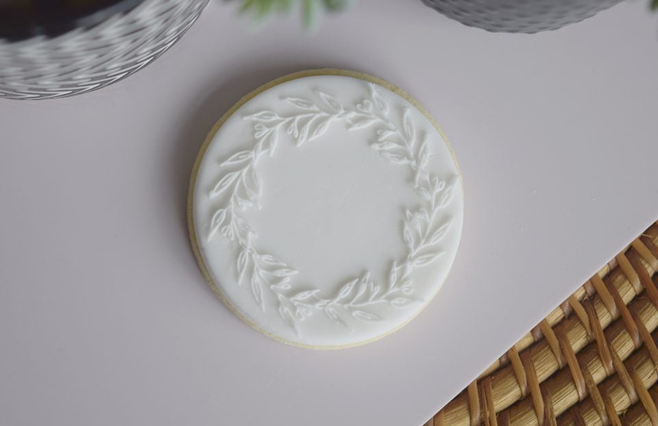 Fine Olive Wreath embosser - Image 4