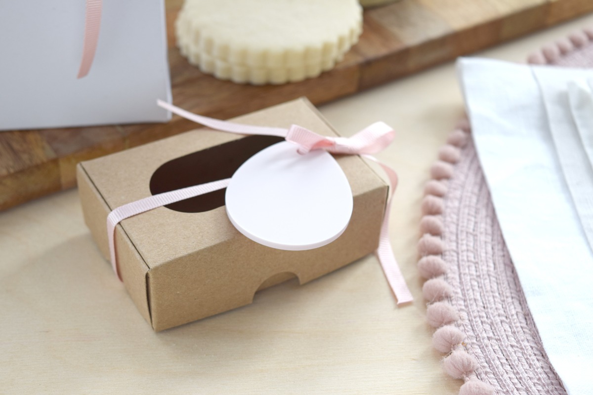 Easter egg shaped gift tag